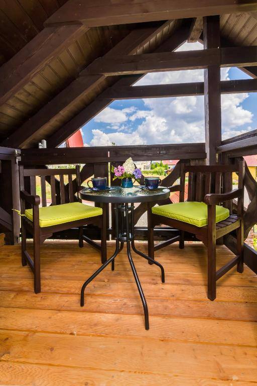 Balkon ze stolikiem i widokiem na okolicę